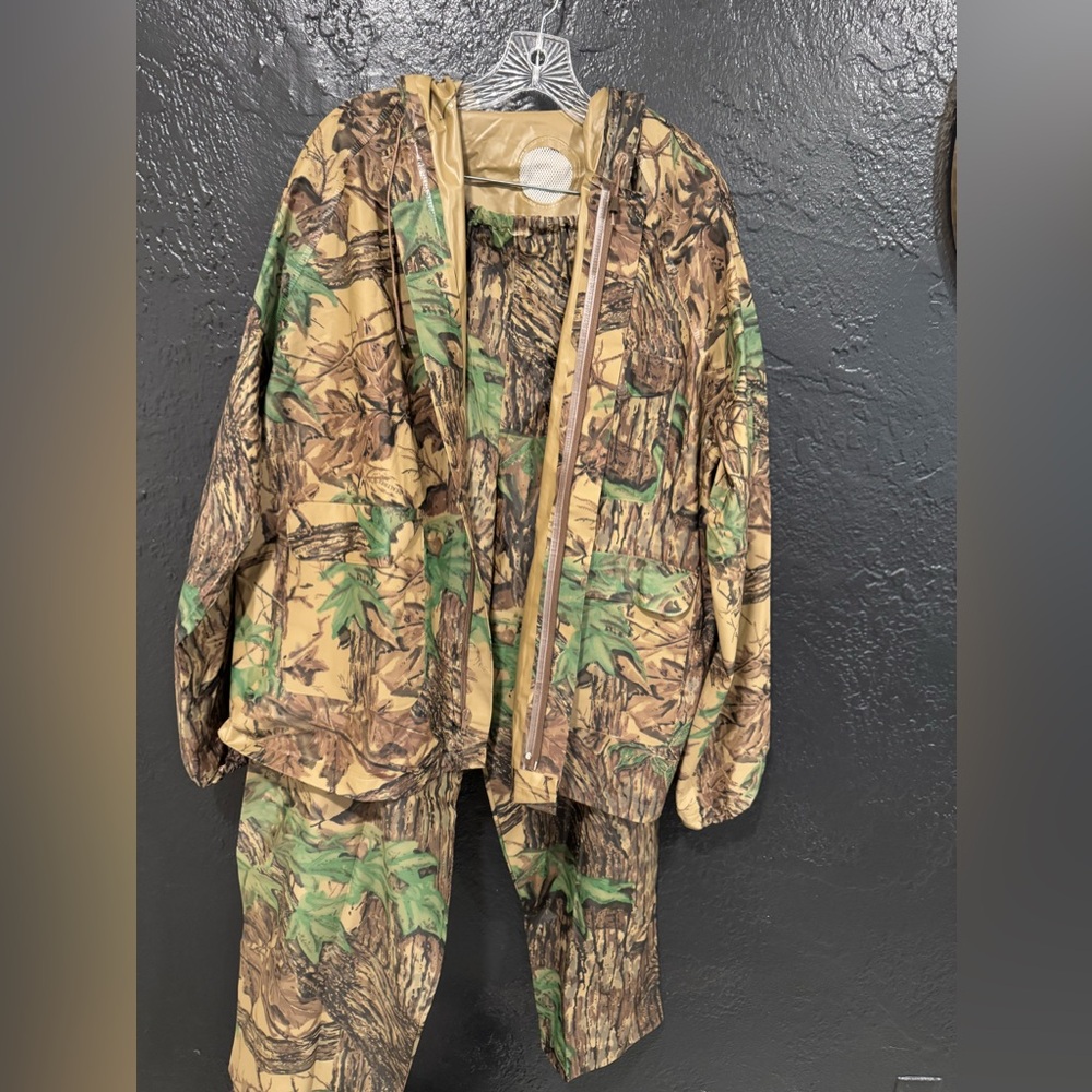 100% polyvinyl chloride SZ L camo rainsuit